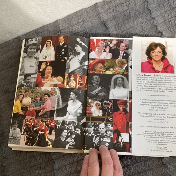 ELIZABETH THE QUEEN The Life of a Modern Monarch Sally Bedell Smith - Picture 5 of 7